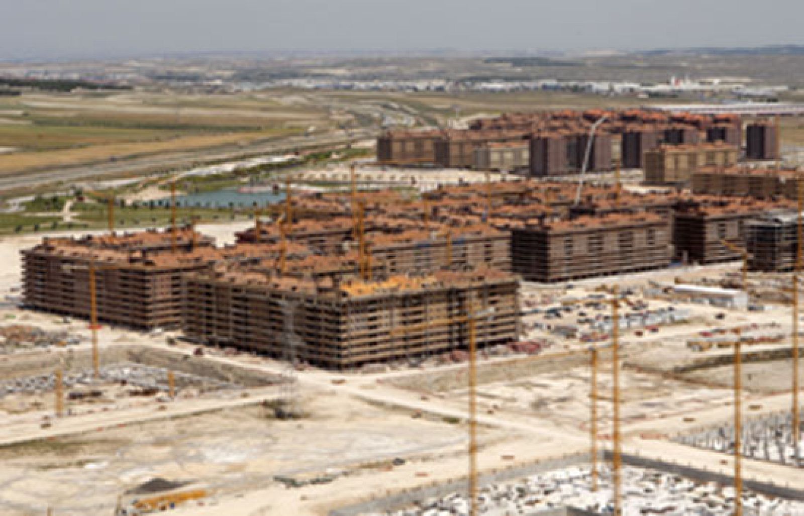 La compraventa de viviendas sigue cayendo y en el mes de mayo bajó más de un 34% respecto al mismo mes del año pasado. Estadística refleja de nuevo que firmamos menos hipotecas y que nos endeudamos menos para pagarlas.