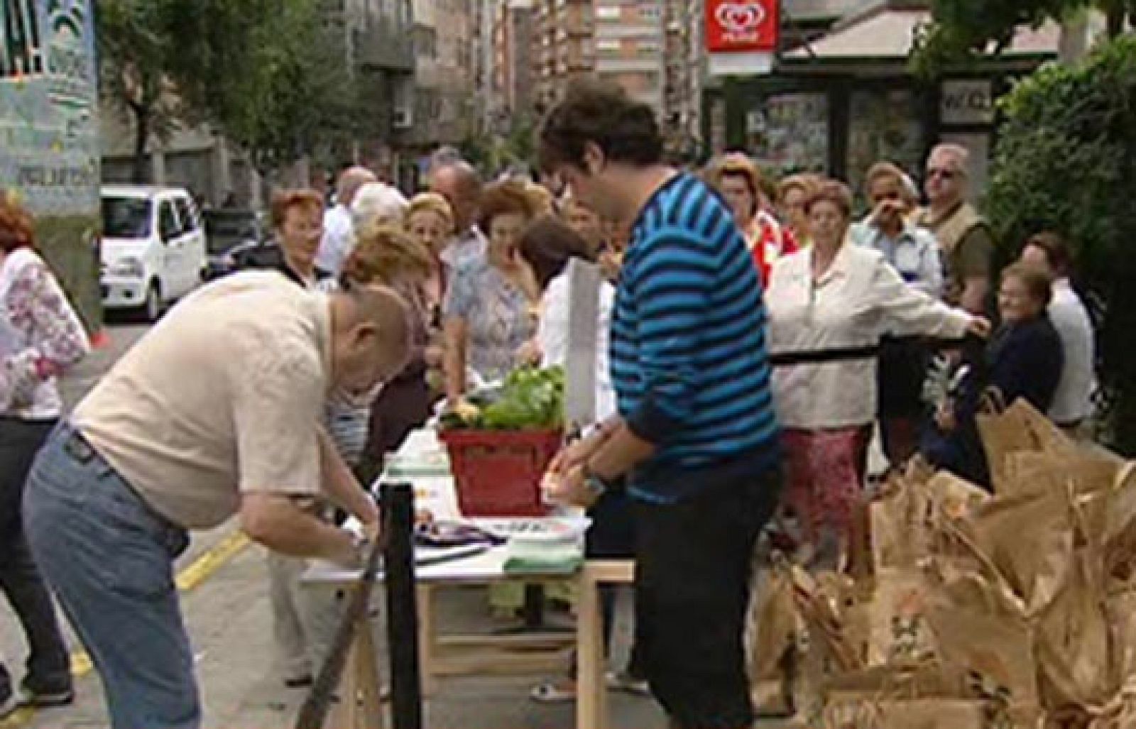 Los agricultores reparten verdura en Santiago de Compostela | Ver