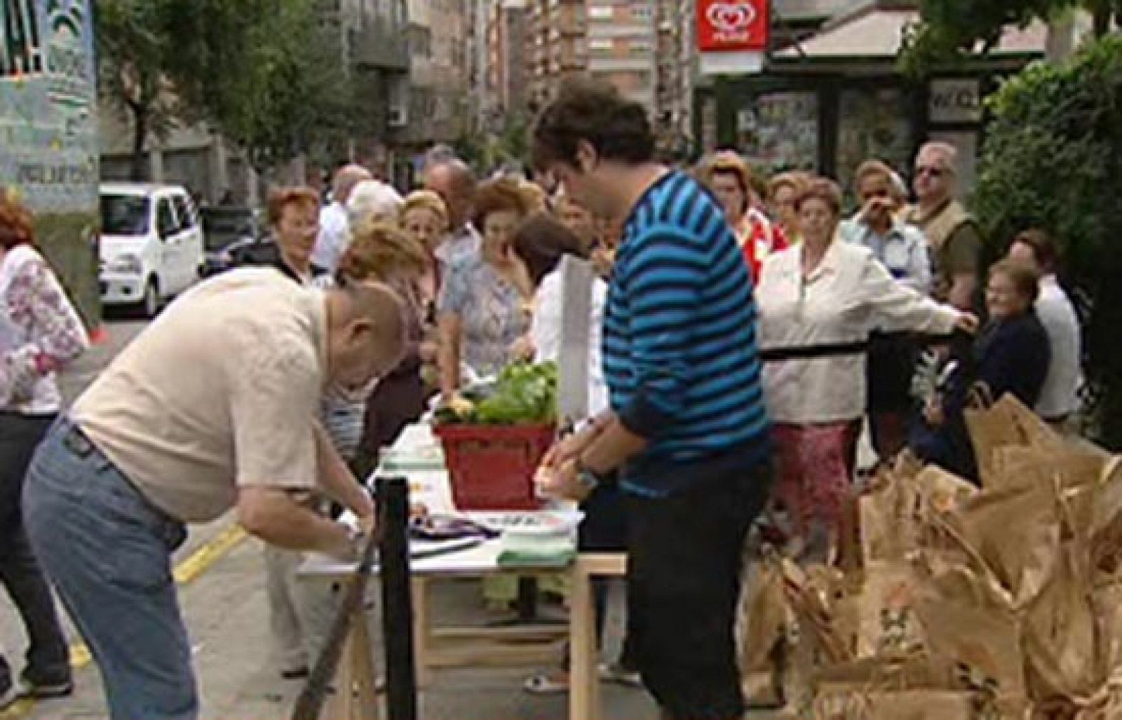 Los agricultores reparten verdura en Santiago de Compostela