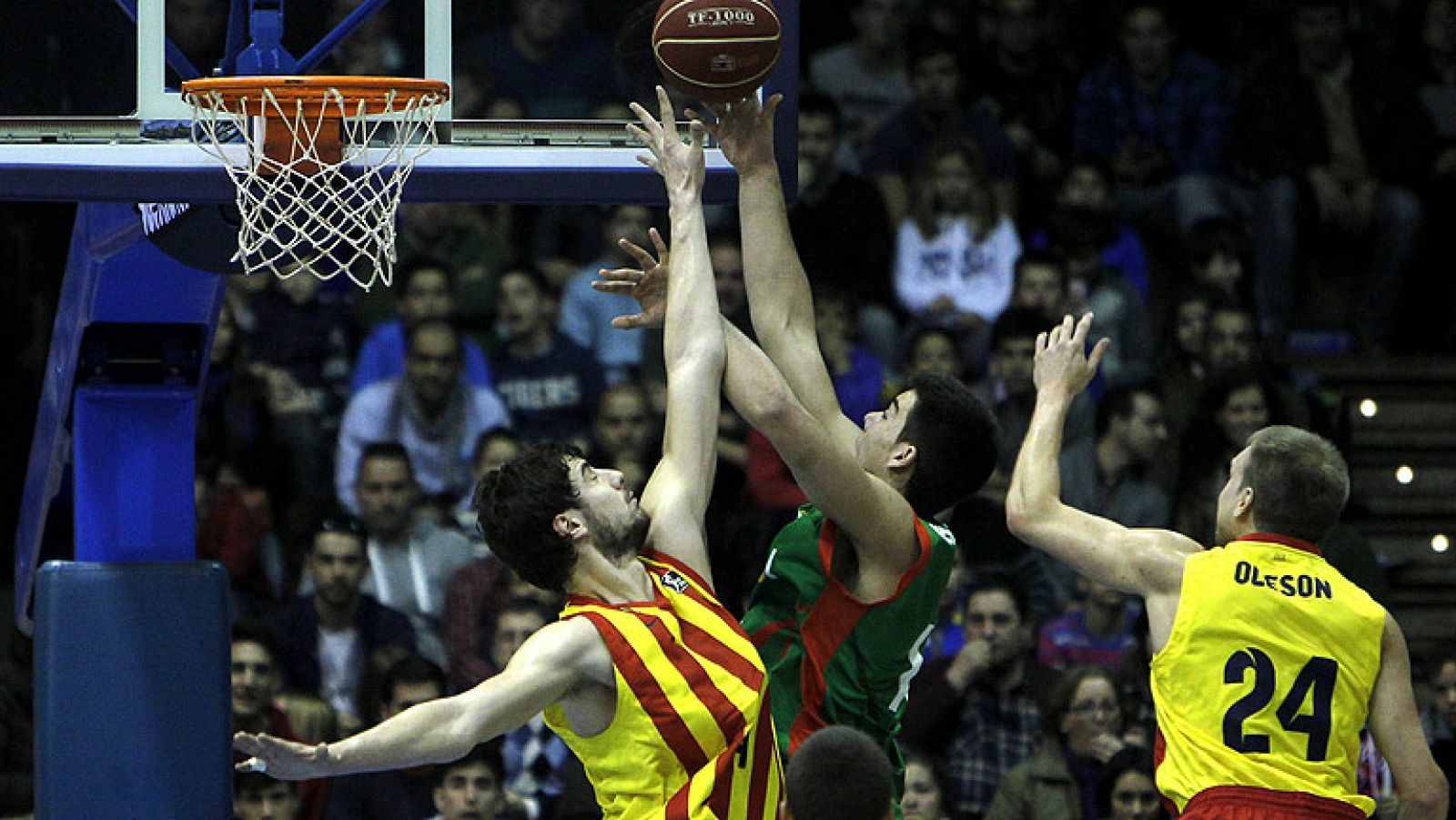 El Barcelona, donde ha brillado Abrines, ha arrebatado al Cajasol su sueño de jugar la Copa al imponerse en Sevilla por 57-62.