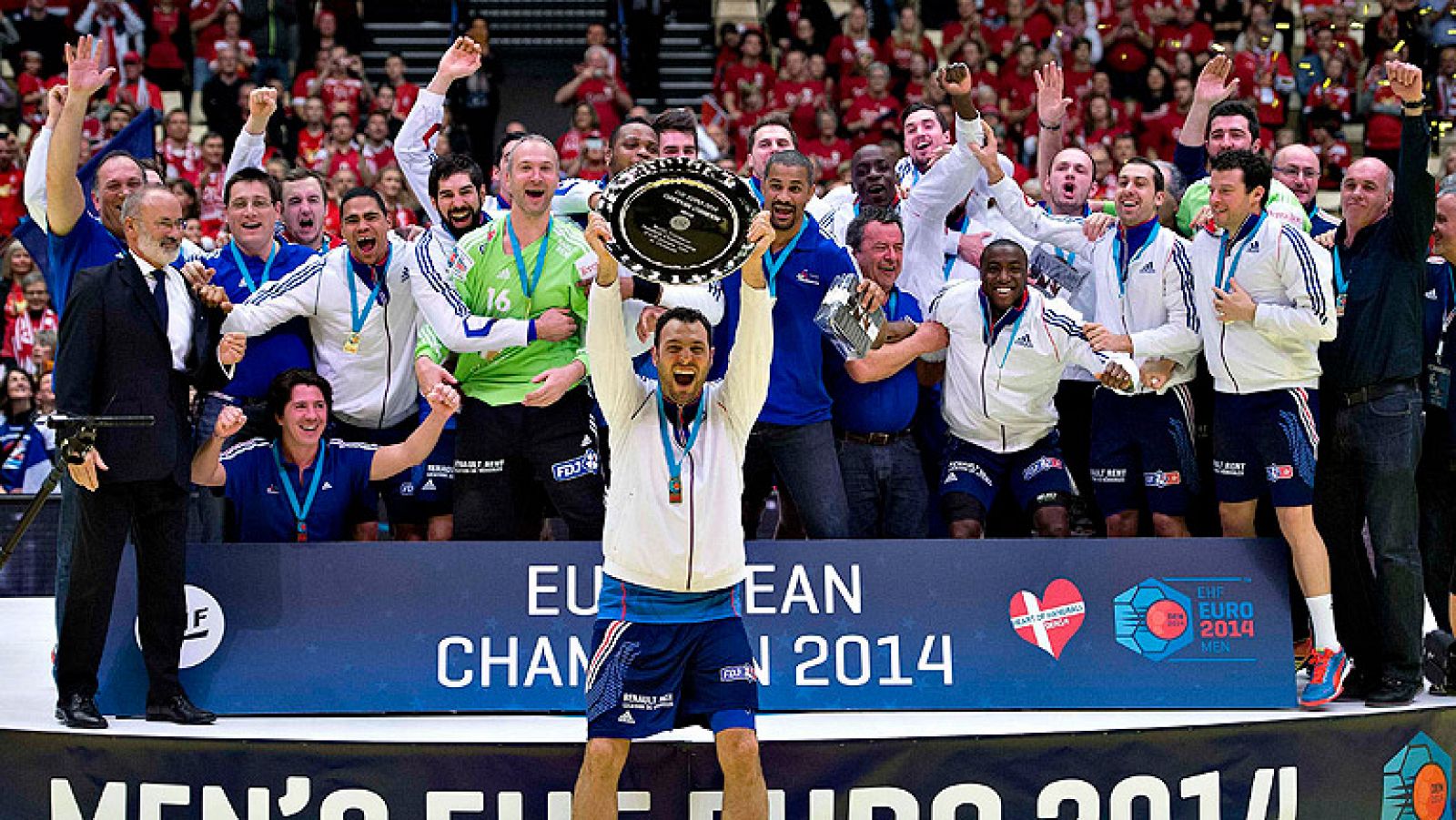 La selección francesa ha arrasado a Dinamarca en la final del Europeo de balonmano 2014 y se ha colgado la medalla de oro del torneo tras un contundente 32-41.