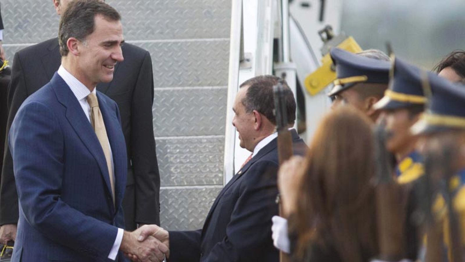 El príncipe de Asturias llega a Honduras para la toma de posesión del nuevo presidente - Telediario 1 | Ver