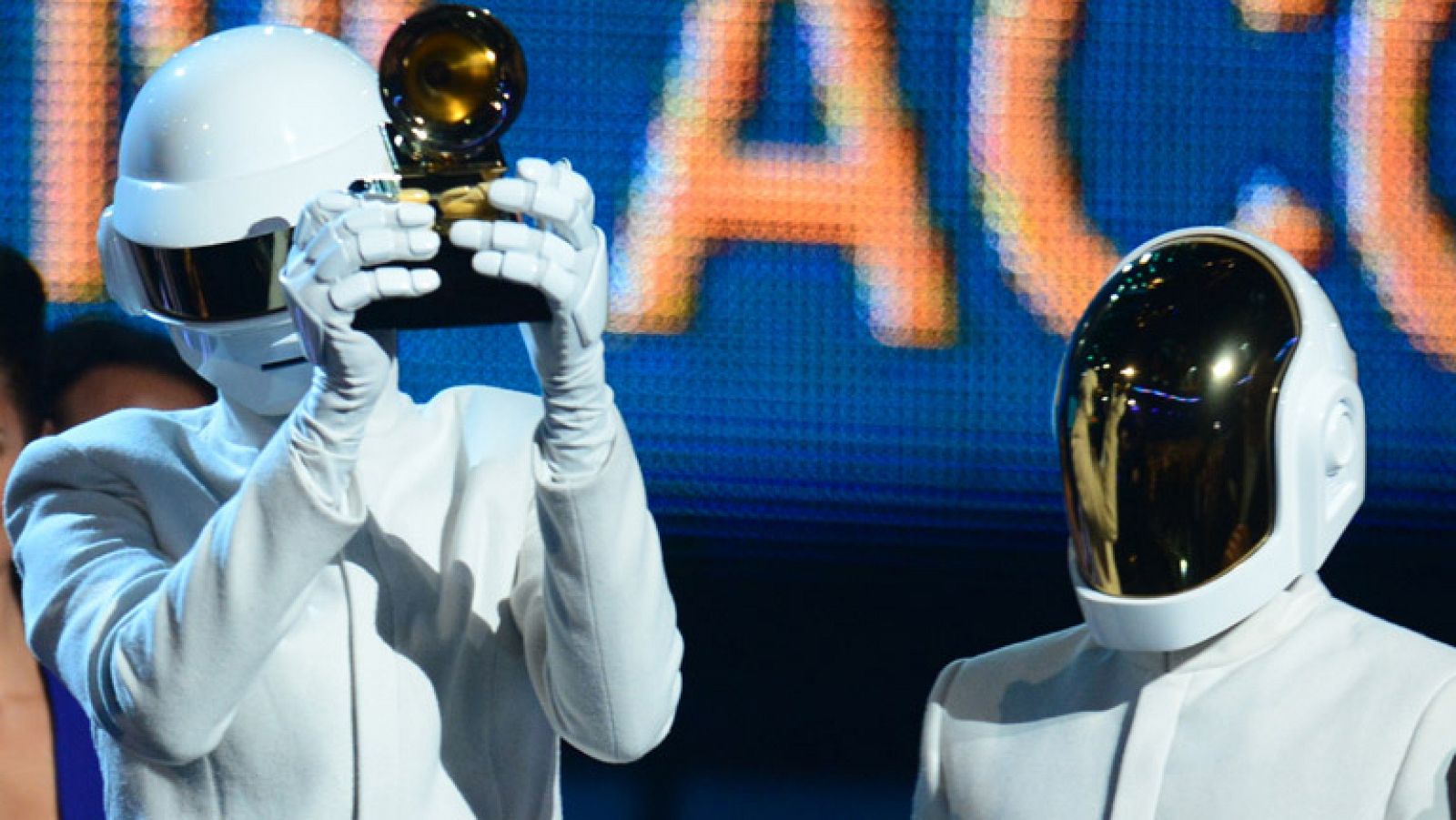 Telediario 1: Daft Punk triunfa en los Grammy     | RTVE Play
