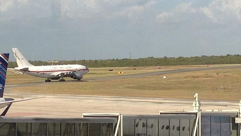 El avión del príncipe sufre una segunda avería que retrasa varias horas el viaje oficial a Honduras