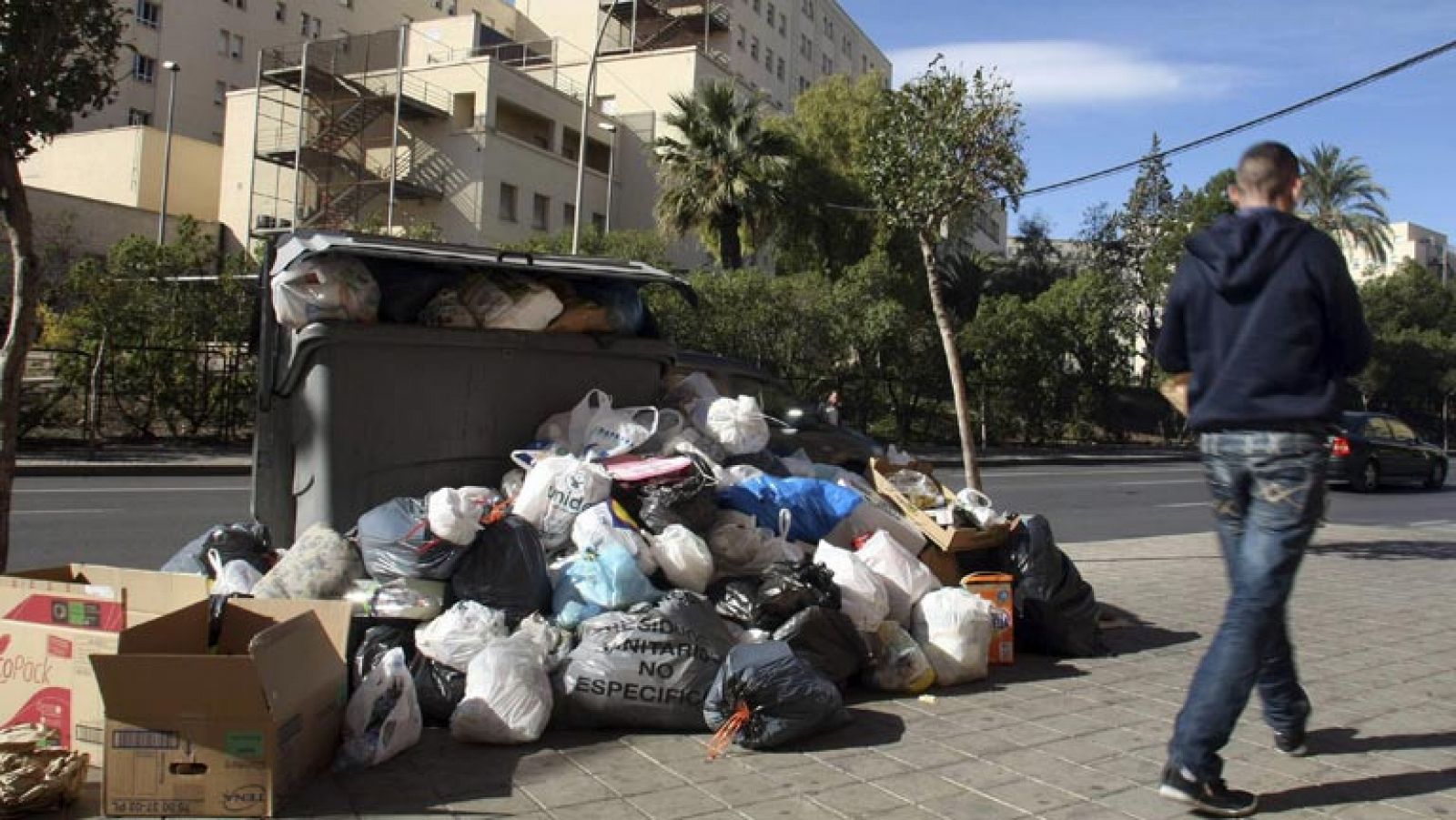 Informativo 24h: Termina la huelga de basuras en Alicante después de una semana de protestas | RTVE Play
