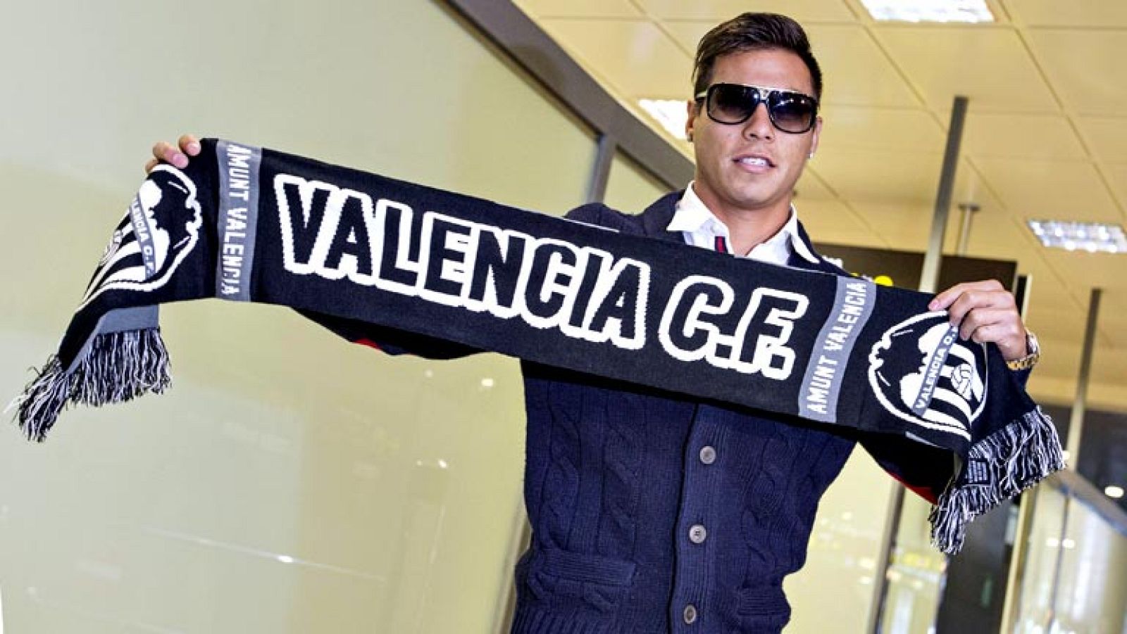 El nuevo jugador del Valencia CF Eduardo Vargas ha pasado este  lunes por la mañana la obligatoria revisión médica antes de  convertirse en jugador 'che' hasta el 30 de junio de 2014, cuando  finaliza la cesión por parte del Nápoles, y acto seguido s