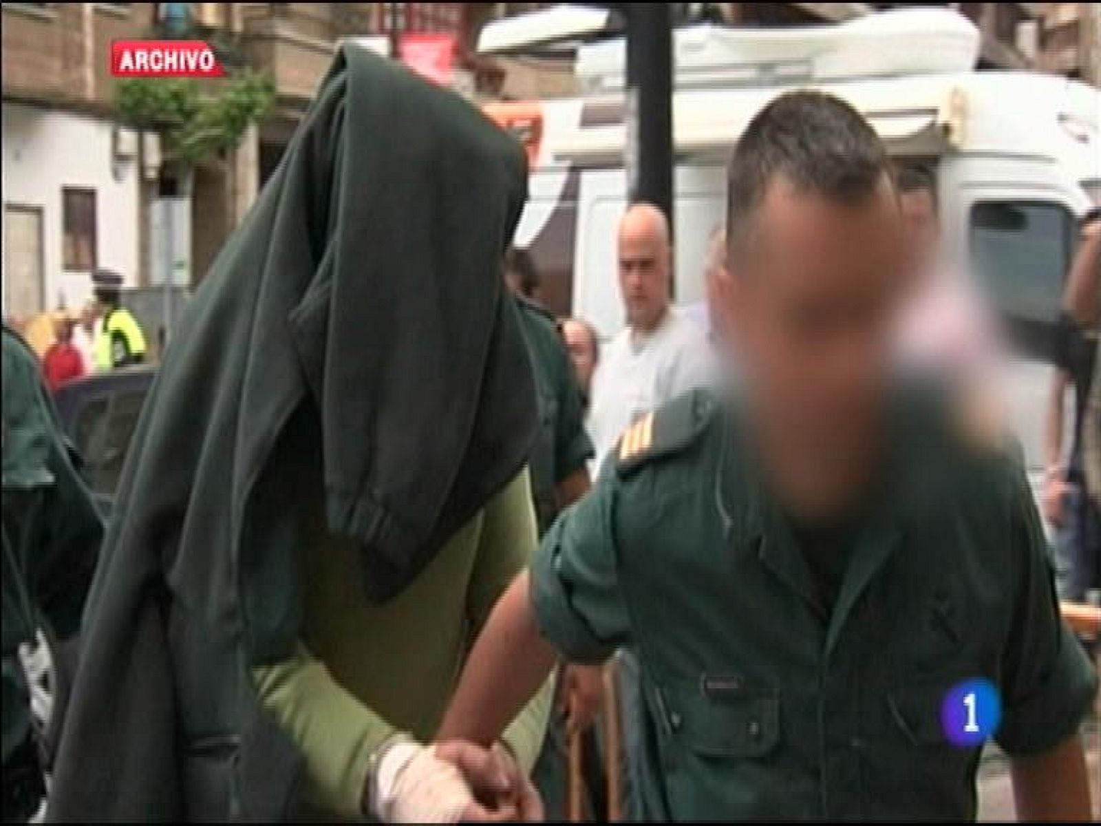  A más de cien años de prisión se enfrenta José Manuel Ávarez, minero leonés, acusado de haber causado en Cerredo, en 2011, la muerte a 3 personas: su exsuegro, su excuñado y el novio de su exesposa, y herido gravemente a otras dos, la que fue su mujer y la madre de ésta. los hechos se  juzgan desde hoy en la Audiencia Provincial de Oviedo. 