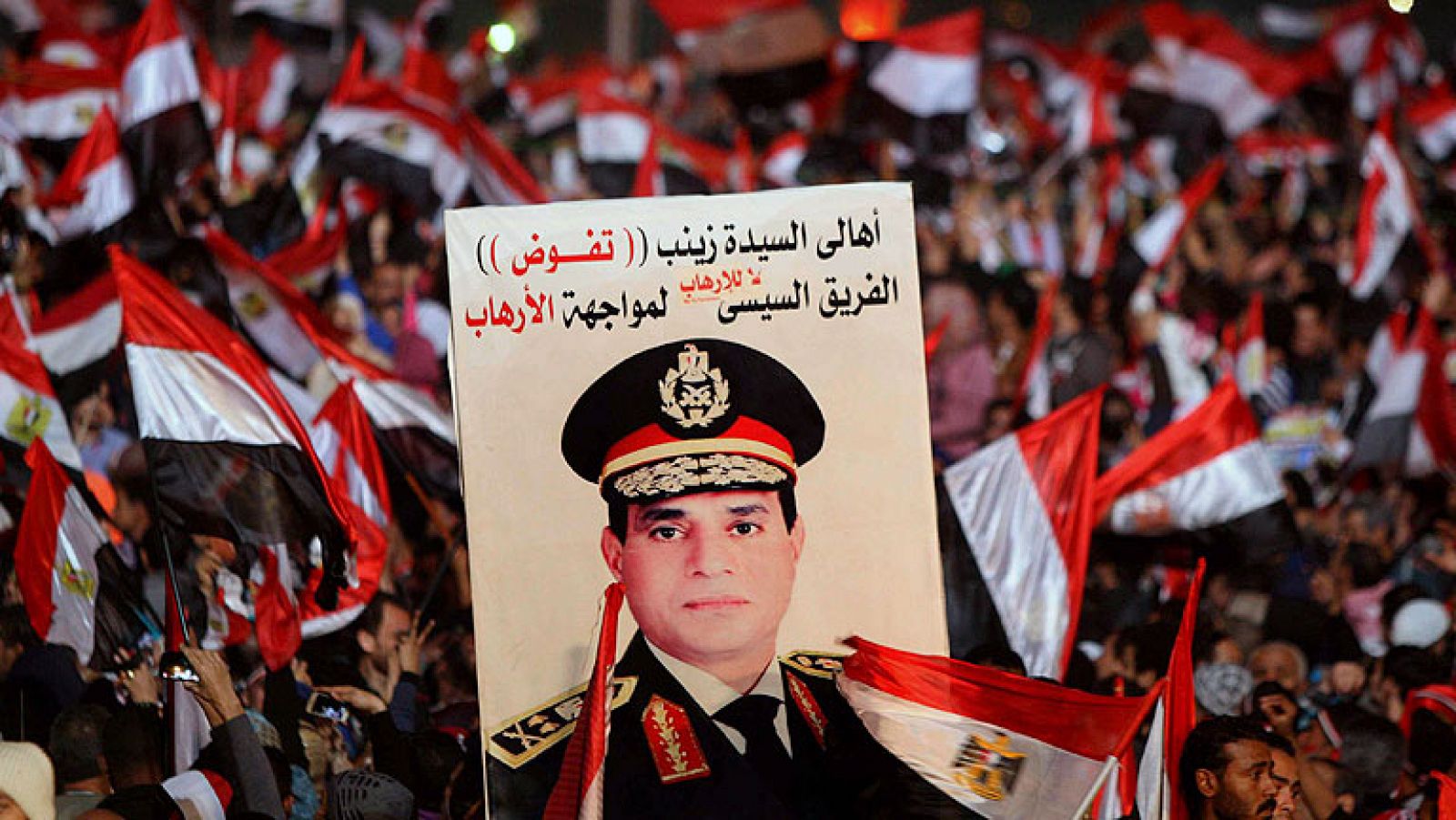 La cúpula militar de Egipto ha autorizado al jefe del Ejército y ministro de Defensa, Abdel Fatah al Sisi, a que se presente a las próximas elecciones presidenciales. Está previsto que Al Sisi anuncie su postura definitiva, según la agencia, que ha añadido que el plazo de inscripción de los candidatos para las presidenciales comenzará el próximo 18 de febrero.