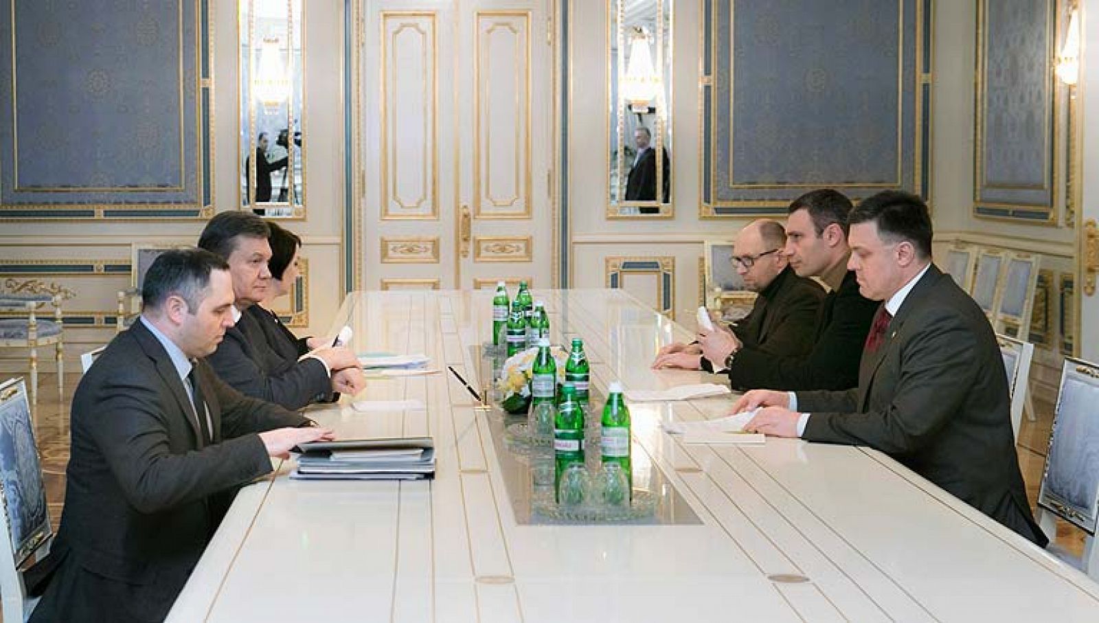 Yanukóvich y la oposición ucraniana vuelven a dialogar tras una jornada de alta tensión | Ver