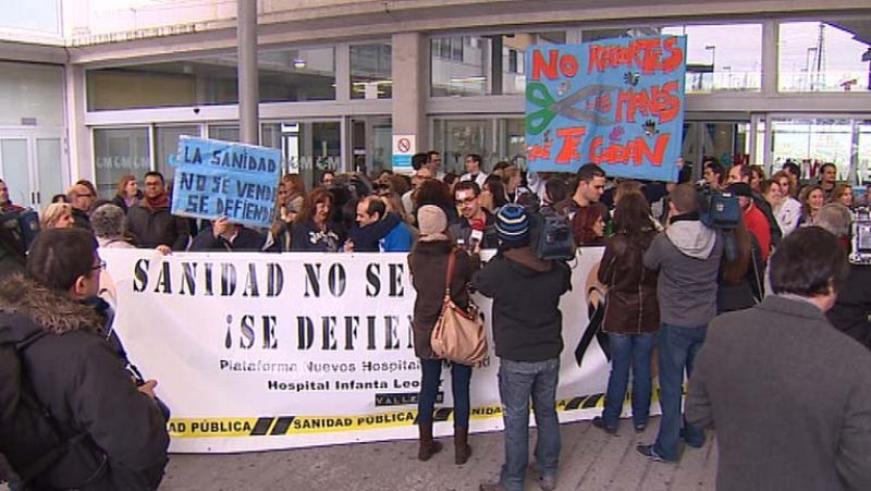 Los profesionales de la sanidad madrileña se concentran para felicitarse por el triunfo