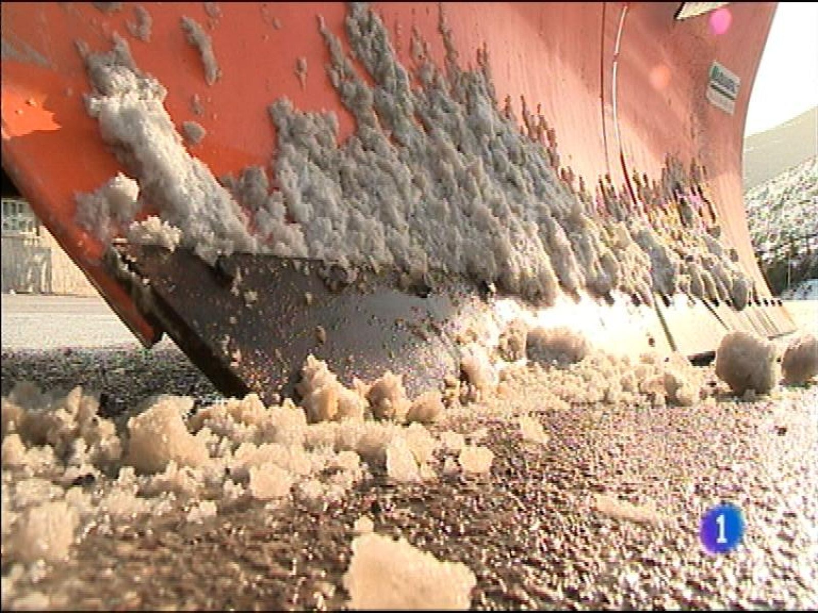  Asturias está en alerta roja por olas y fuertes vientos costeros, lo que ha provocado el amarre de la flota pesquera. 