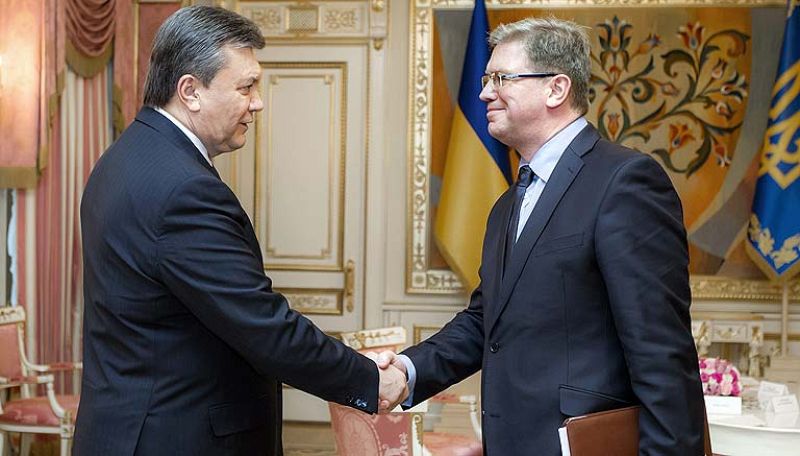 El primer ministro ucraniano dimite y el Parlamento deroga las leyes polémicas