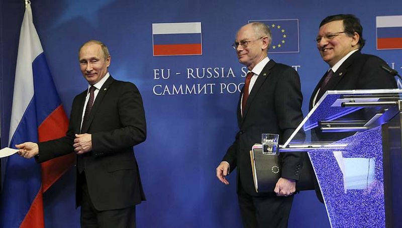Putin critica las injerencias de "intermediarios" en Ucrania y asegura que Rusia no interferirá