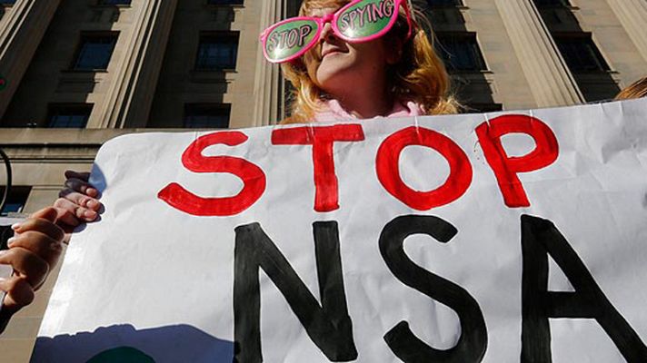 Telediario 1 - La NSA utiliza las 'apps' y los juegos de los móviles para acceder a información privada