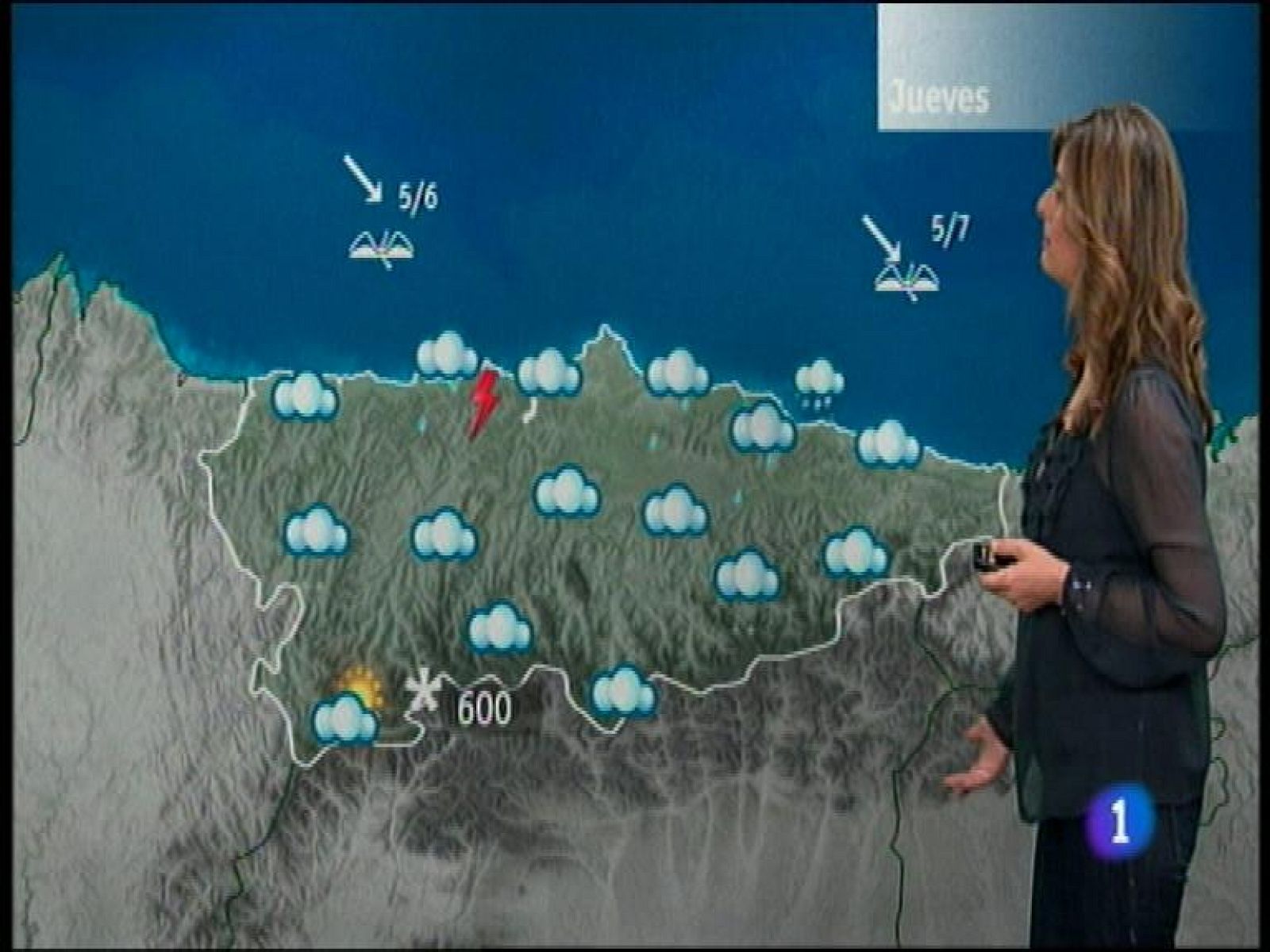 Mañana jueves, en Asturias, cielo muy nuboso. Chubascos débiles o moderados, ocasionalmente con granizo, y tormentas en el litoral. Cota de nieve en torno a 600 metros, subiendo por la tarde a 800 metros. Temperaturas sin cambios. Heladas en la zona suroccidental y áreas de la cordillera. Viento de componente oeste flojo, aumentando en el litoral a noroeste moderado.