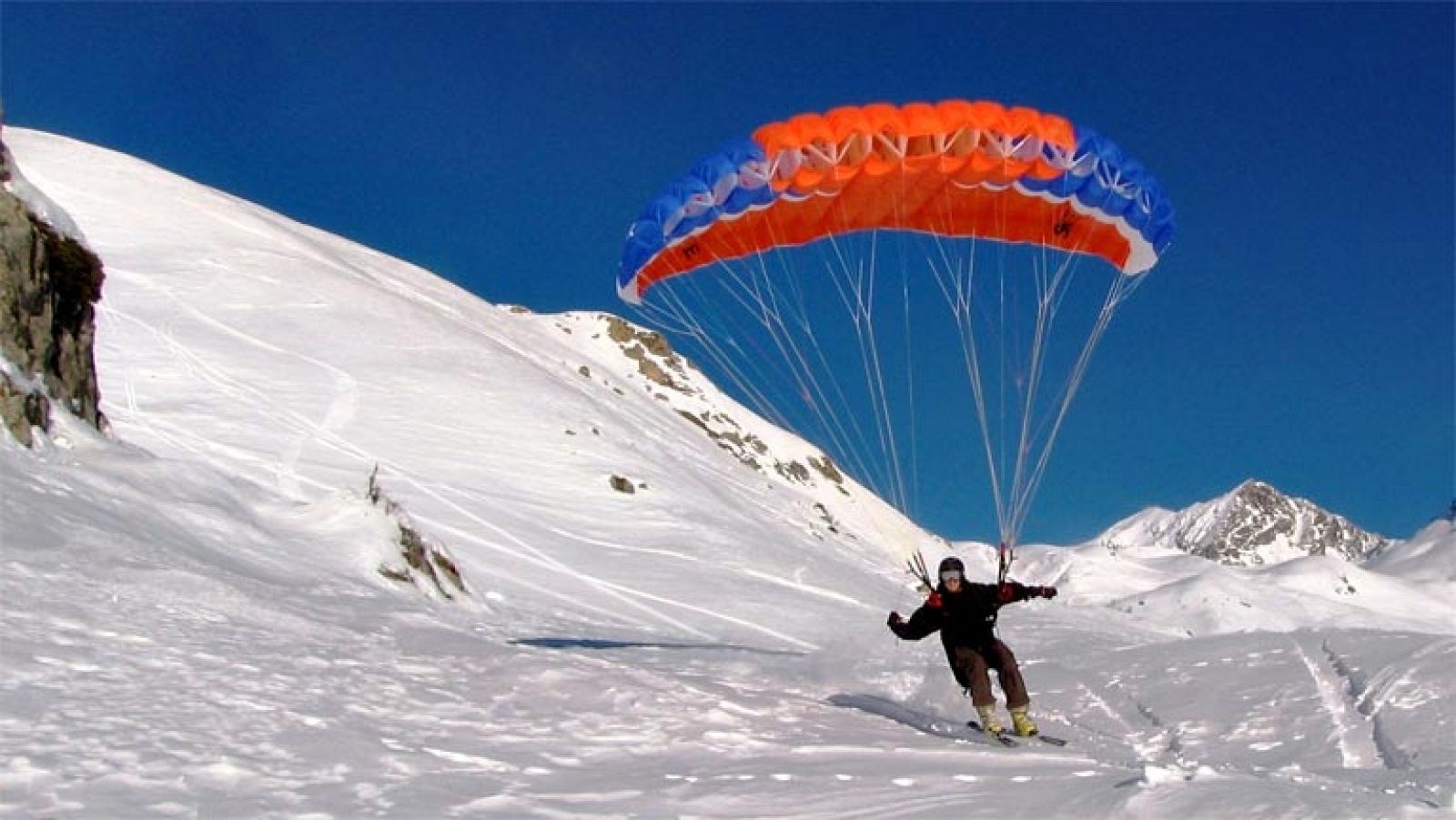 Telediario 1: Parapente más esquí, igual a espectáculo | RTVE Play