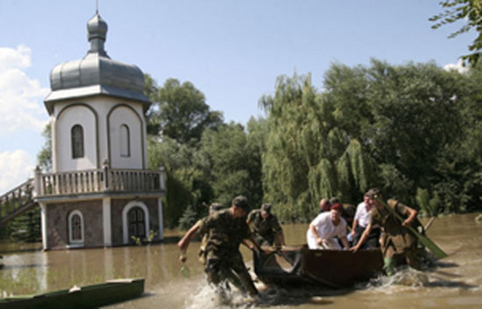 En Ucrania continúan los trabajos de rescate después de las inundaciones que causaron 22 muertes.