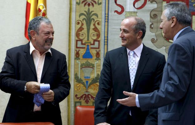  - Sebastián se pone la corbata