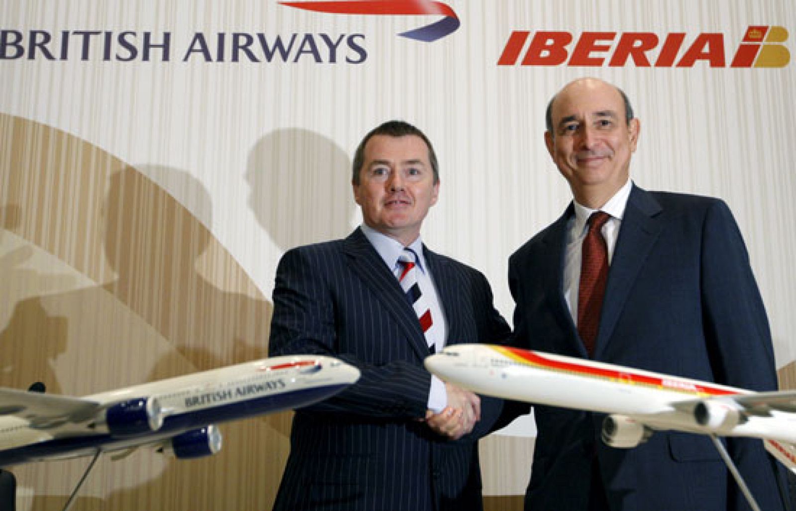Iberia y British Airways han dado hoy el primer paso para su fusión, una operación para la que no se ha puesto fecha exacta y que podría realizarse en los próximos meses.