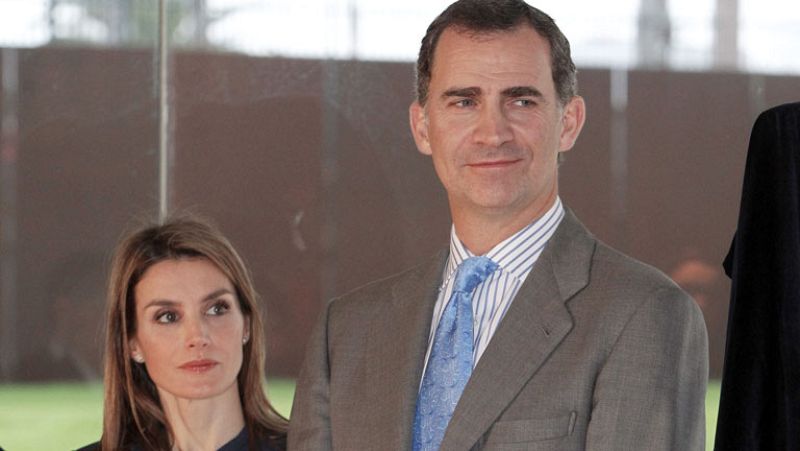 El príncipe Felipe celebra su 46 cumpleaños con los paracaidistas en la base de Paracuellos del Jarama 