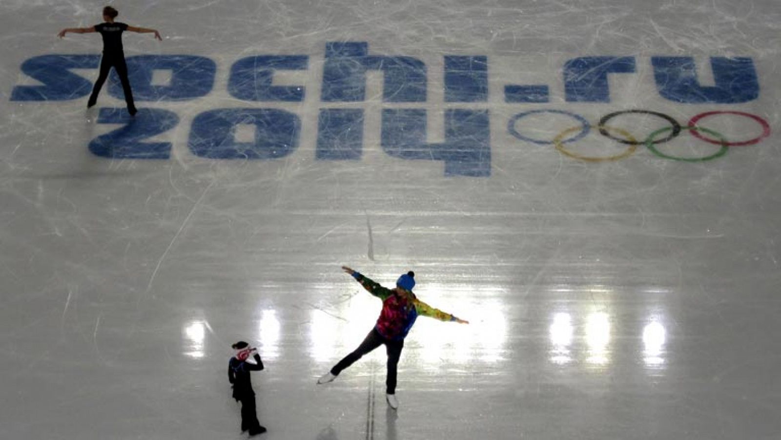 Quedan pocos días para que el fuego olímpico ilumine Sochi pero allí, la propia organización, sigue avivando la hoguera de la polémica. Se ha hablado mucho sobre las leyes homófobas rusas. Un asunto que afecta a los derechos humanos pero que también