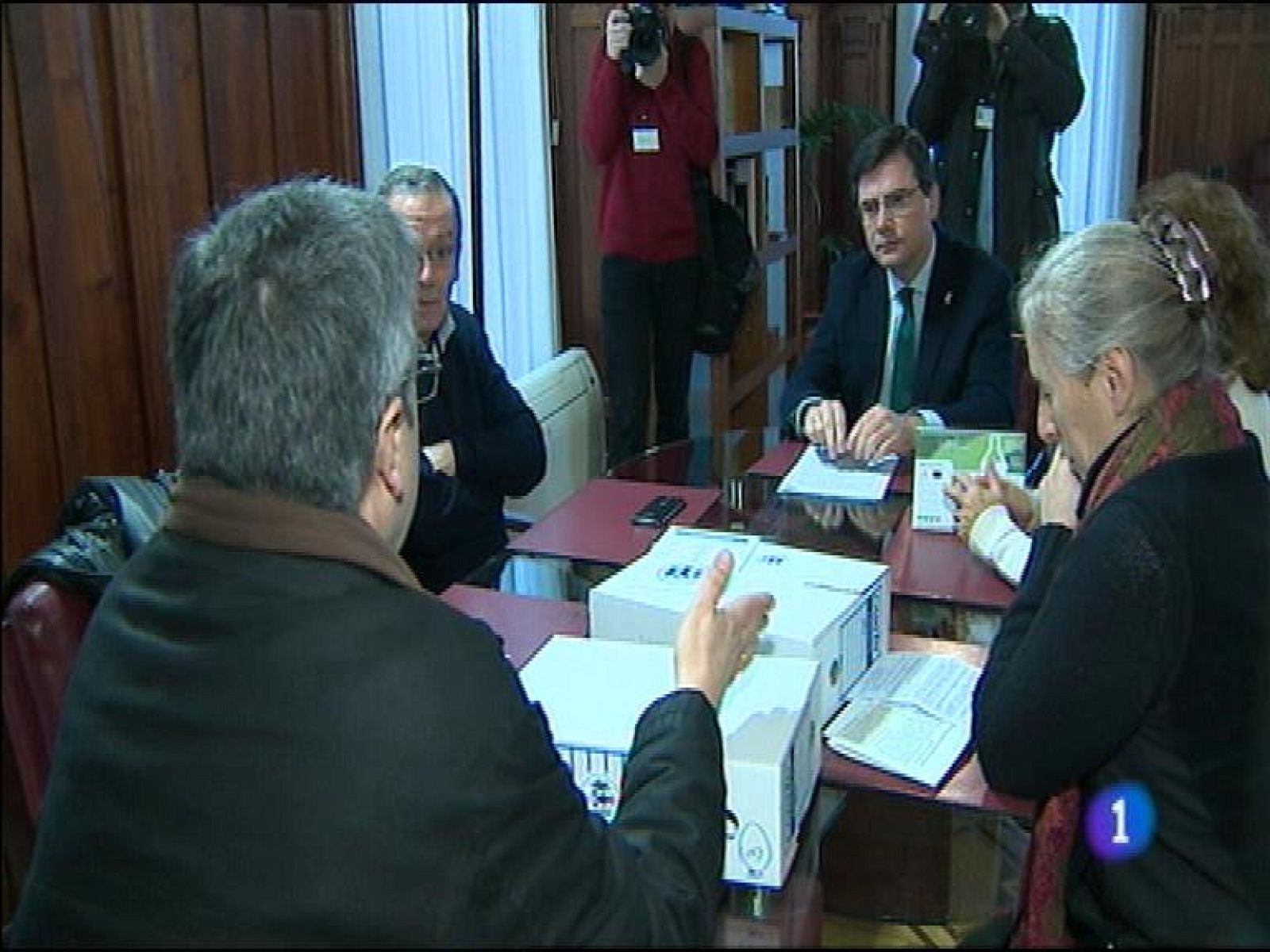  73 años de prisión pide el ministerio fiscal y 111 la acusación particular, para José Manuel Álvarez, el acusado del crimen múltiple de Degaña, en el que fallecieron tres personas, y otras dos resultaron heridas de gravedad. El juício ha quedado visto para sentencia.La Plataforma para la defensa de la Sanidad Pública de Asturias ha presentado esta mañana en la Junta más de 30 mil firmas de ciudadanos preocupados por la deriva del servicio. 