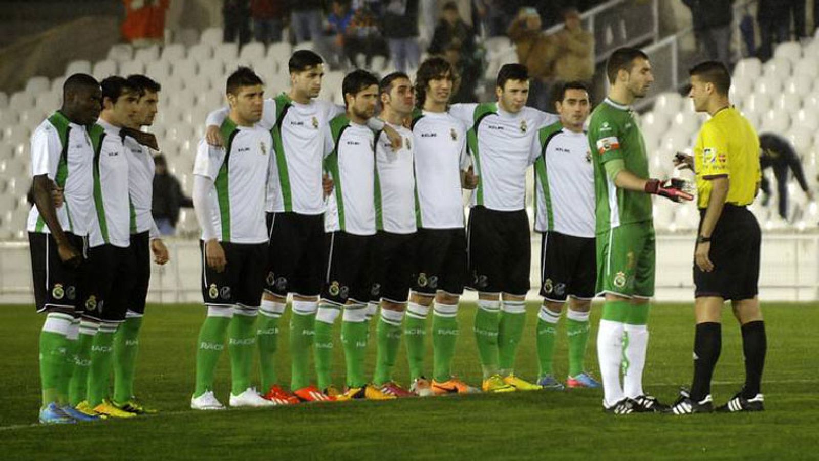 Los jugadores del Racing cumplen su amenaza y no juegan ante la Real