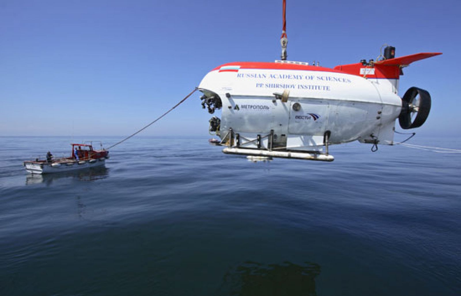 La expedición rusa formada por dos submarinos tripulados que pretendía alcanzar el fondo del lago Baikal ha fracasado en su intento.