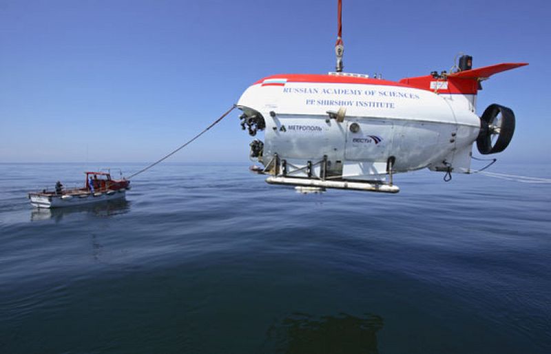 La expedición rusa formada por dos submarinos tripulados que pretendía alcanzar el fondo del lago Baikal ha fracasado en su intento.