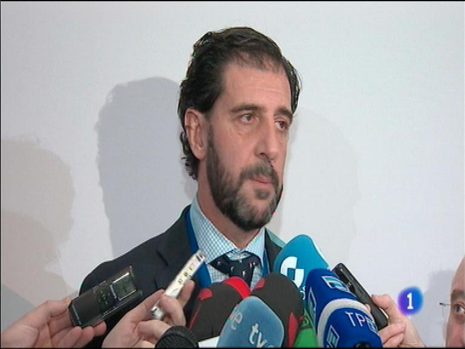  Pedro Luis Fernández, nuevo presidente de la Federación Asturiana de Empresarios, trabaja ya en el diseño del nuevo Comité Ejecutivo y ya cuenta con el ofrecimiento de Comisiones Obreras para alcanzar acuerdos.El director de orquesta asturiano Óliver Díaz vuelve hoy al Teatro de la Laboral de Gijón para  dirigir a la Orquesta Sinfónica del Principado, en un concierto junto al grupo irlandés de música celta Altan, banda de culto en Irlanda y Escocia.