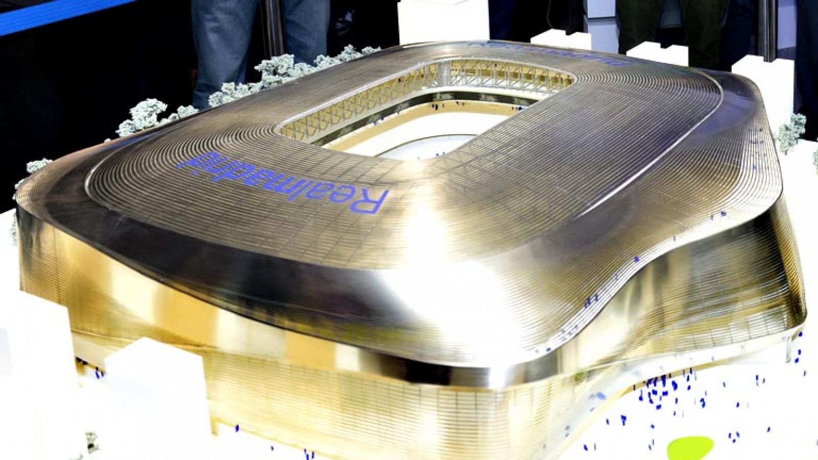 El proyecto presentado por GMP Architekten-L35-Ribas ha sido finalmente el elegido para la remodelación del estadio Santiago Bernabéu según ha anunciado hoy el presidente del Real Madrid Florentino Pérez. El ganador se impuso, después de un proceso d