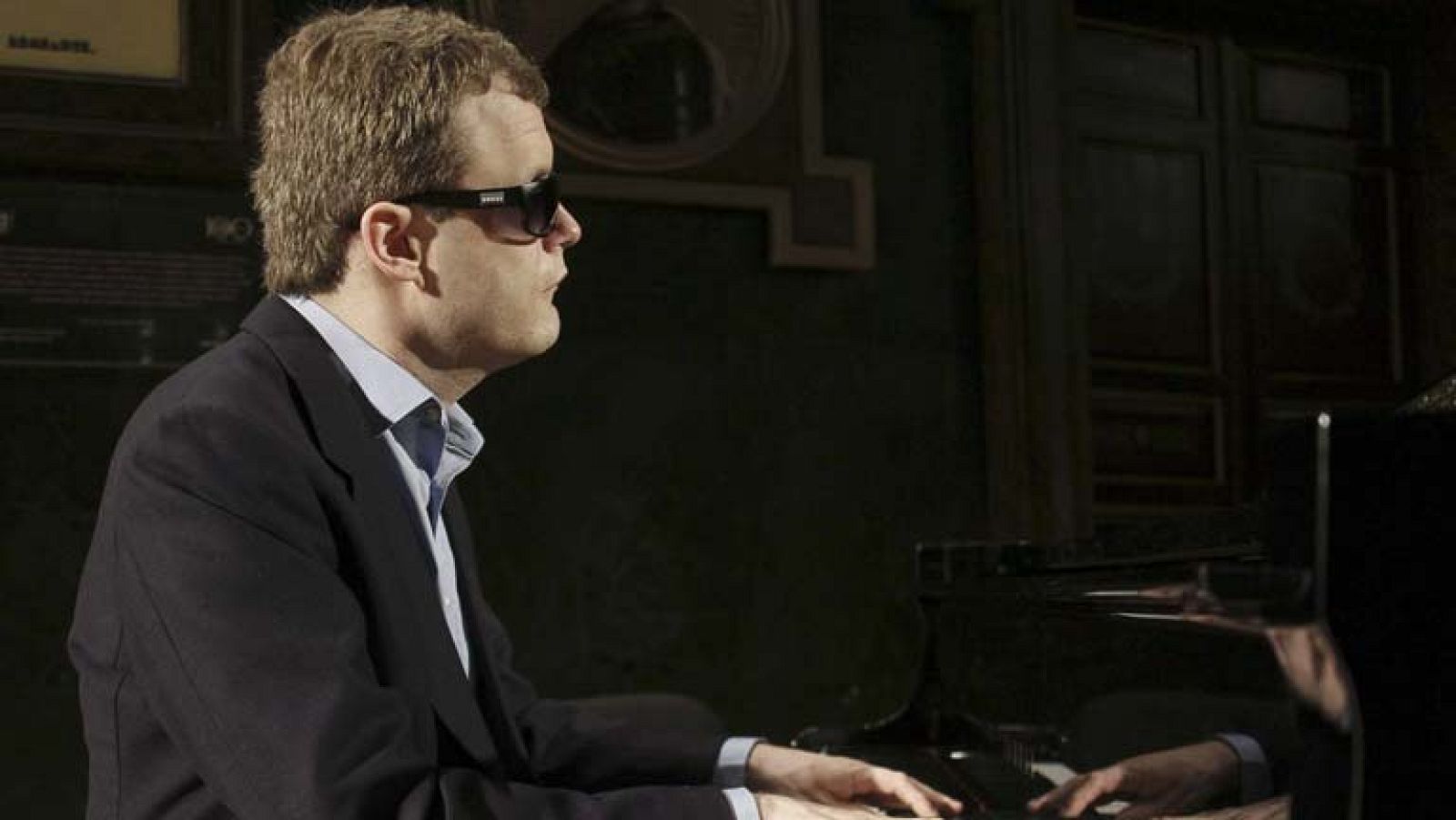 El pianista Derek Paravicini es ciego, autista y todo un genio de la música