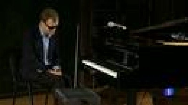 El pianista Derek Paravicini es ciego, autista y todo un genio de la música 