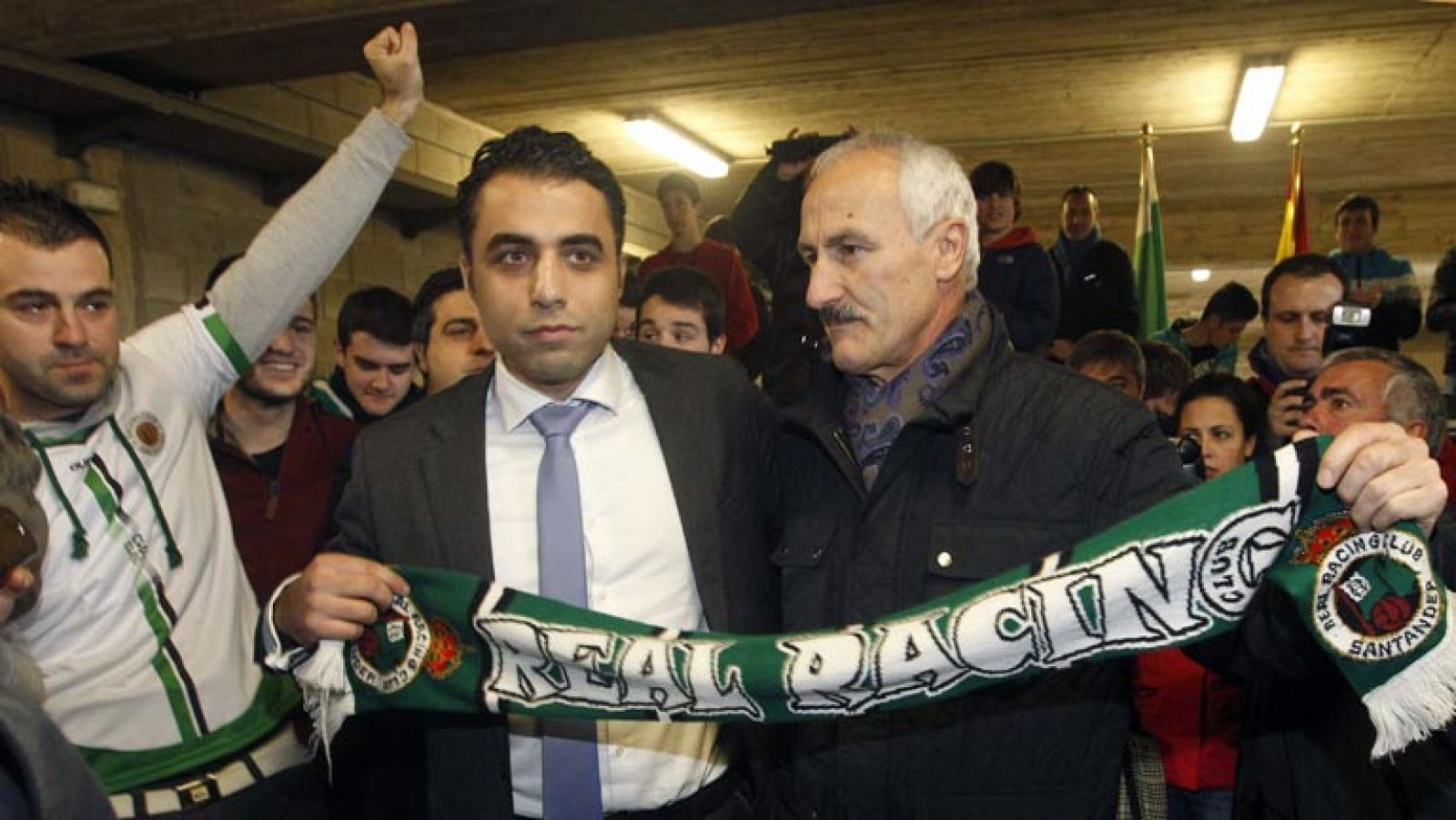 La Junta General de Accionistas del Racing de Santander ha aprobado hoy la destitución del consejo de administración que presidía Ángel Lavín y la designación de uno nuevo, que estará encabezado por el exjugador racinguista Juan Antonio "Tuto" Sañudo.Además, se ha aprobado el ejercicio de acción social de responsabilidad contra el consejo saliente y los que le precedieron "hasta donde lo permita la ley".