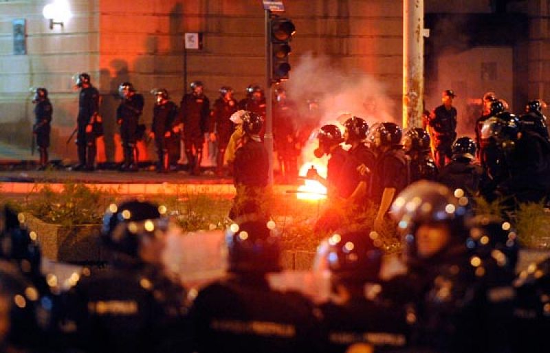 Violentos disturbios siguen en Belgrado a las protestas por la extradición de Karadzic.