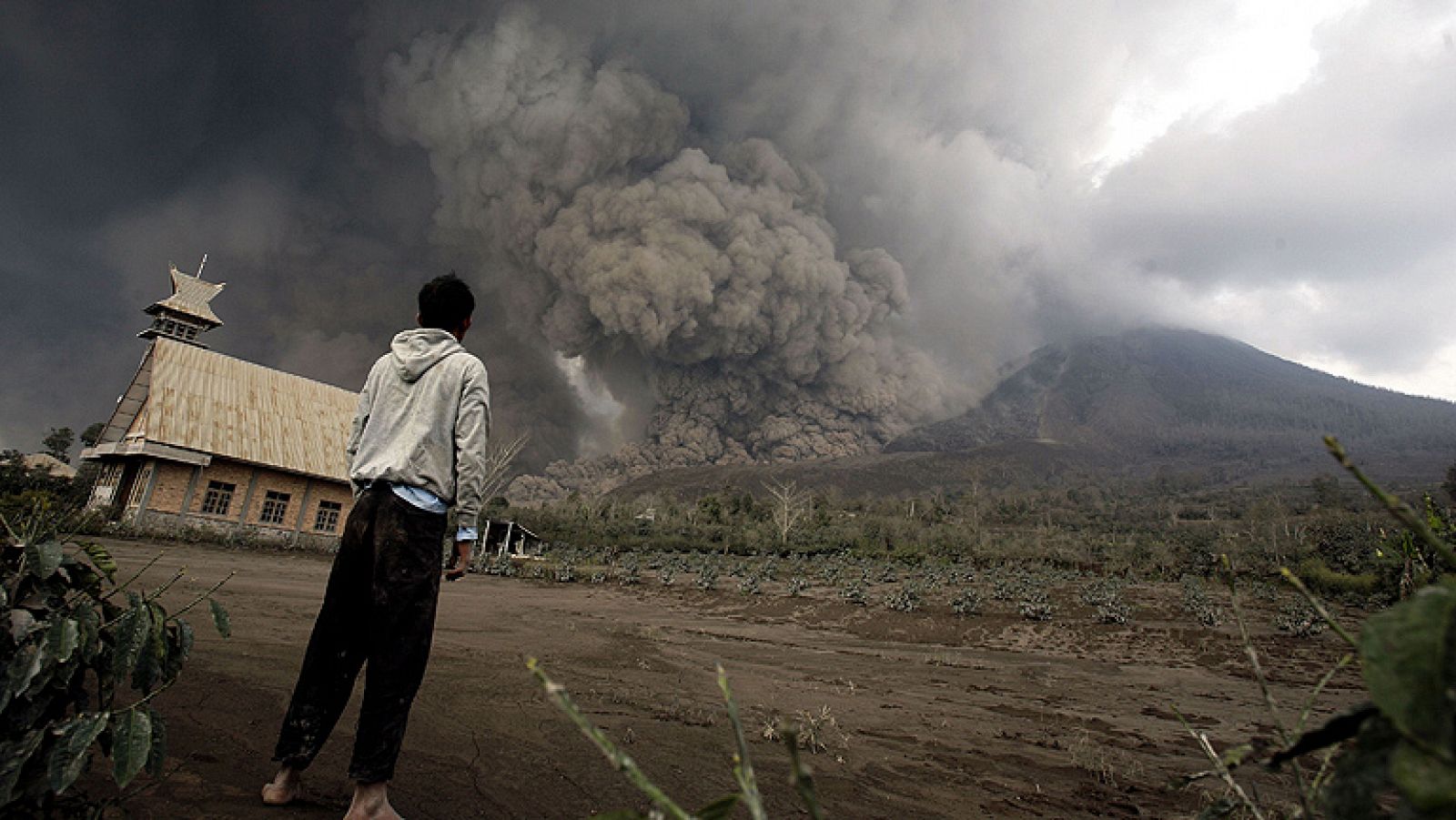 Informativo 24h: Volcán en erupción en Indonesia | RTVE Play
