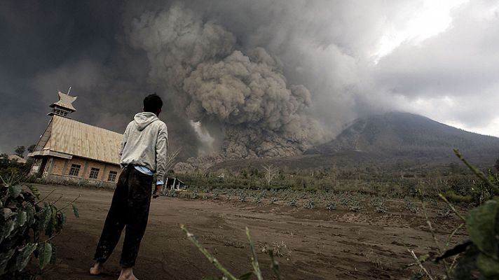 Volcán en erupción en Indonesia