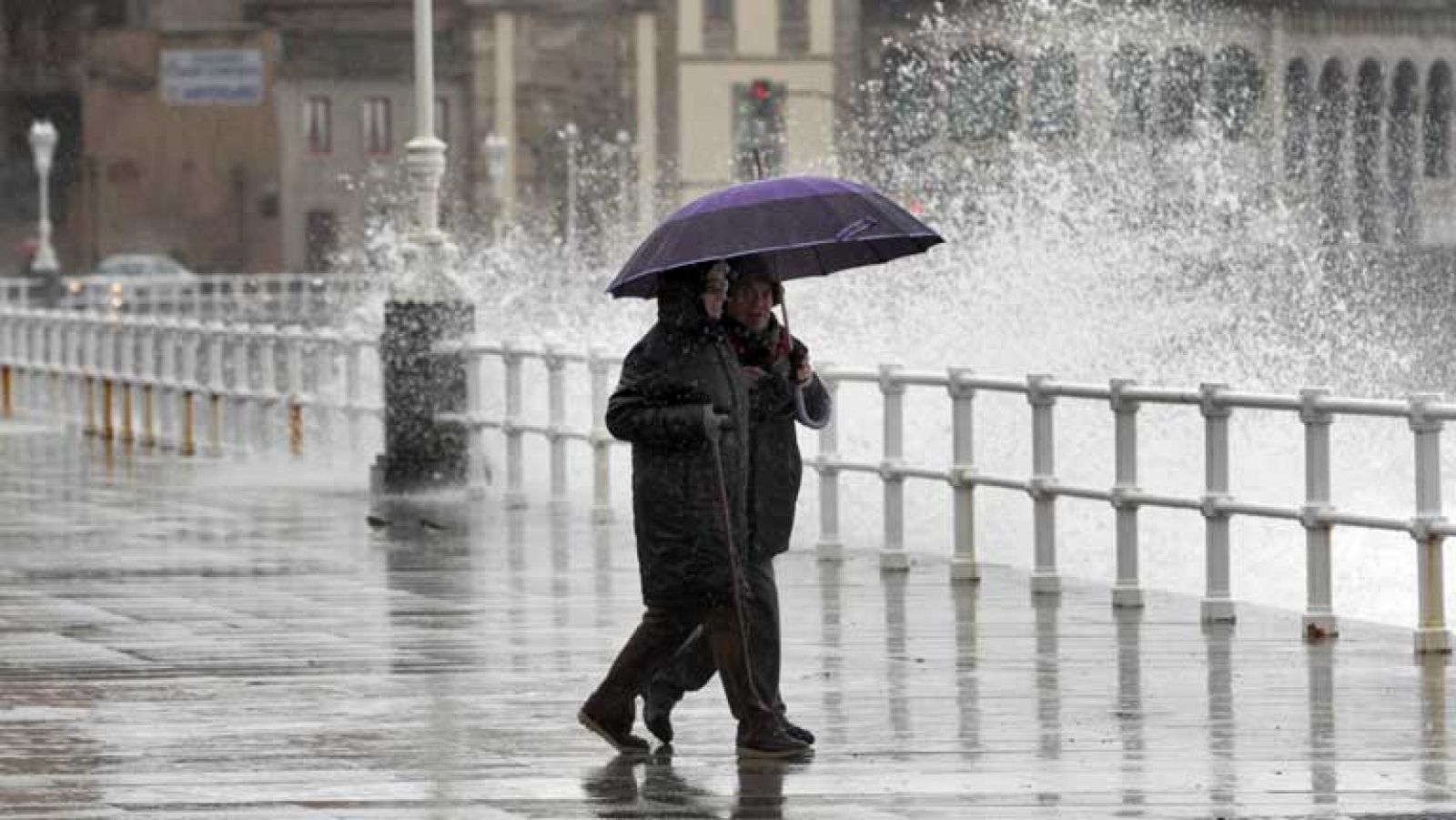 El tiempo: Lluvias débiles en el noroeste y vientos fuerte en Cataluña y Baleares | RTVE Play