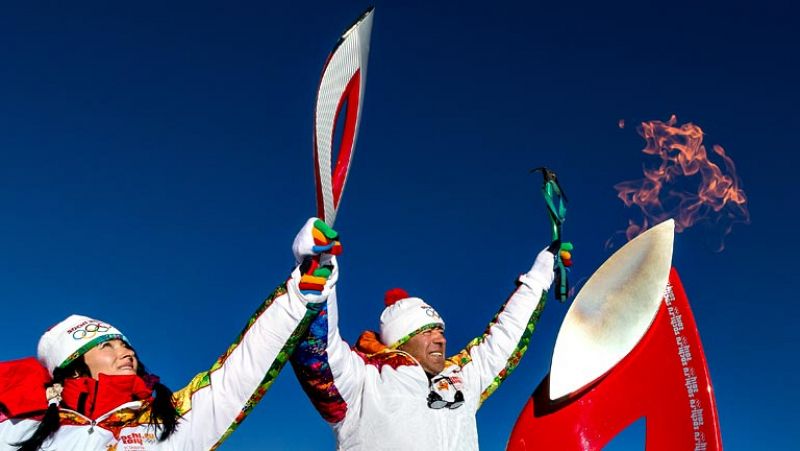 Quedan cinco días para los Juegos de Sochi y en otra ciudad rusa, Novosibirsk han creado un mini Sochi de hielo, una réplica perfecta, con su estación, sus montañas, sus árboles, todo formado con más de 1.000 bloques de hielo. Mientras tanto la antor