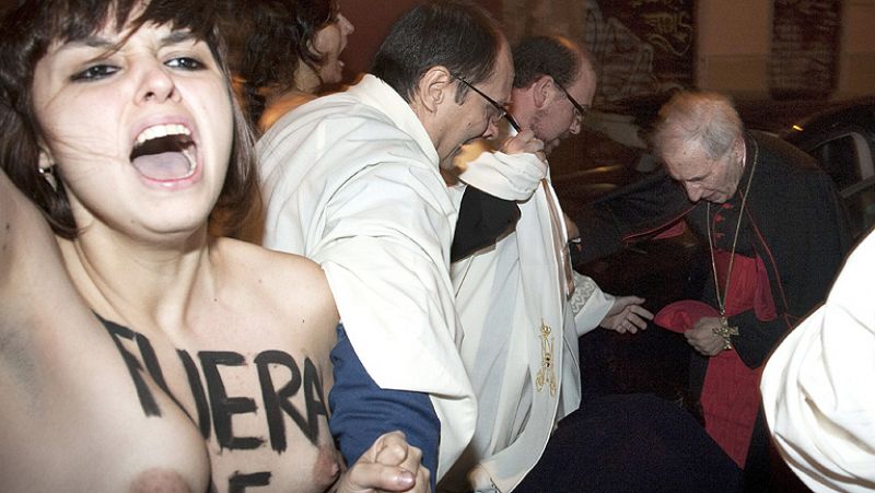 Activistas de Femen abordan a Antonio María Rouco Varela