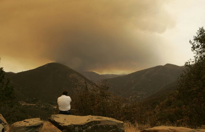 Continúan los trabajos para sofocar el incendio en el parque californiano de Yosemite