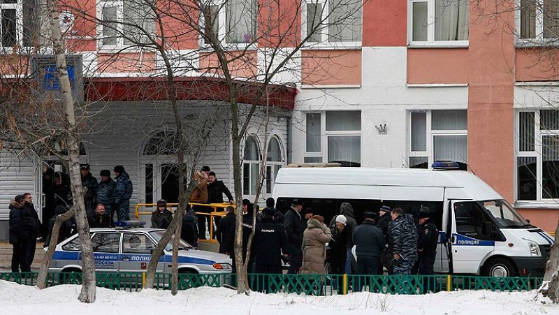 Dos muertos en un tiroteo tras un secuestro en una escuela de Moscú 