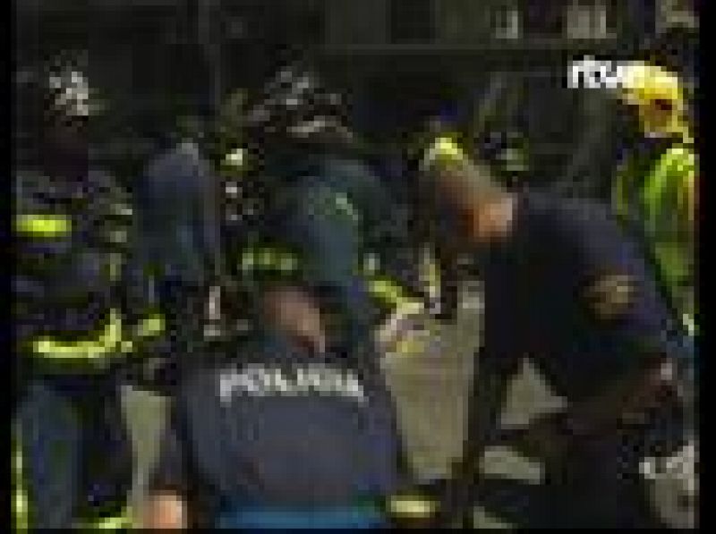 Tres personas, dos hombres y una mujer, han resultado heridas leves en una explosión accidental de una cámara subterránea de cableado en Madrid, junto a la estación de Atocha.