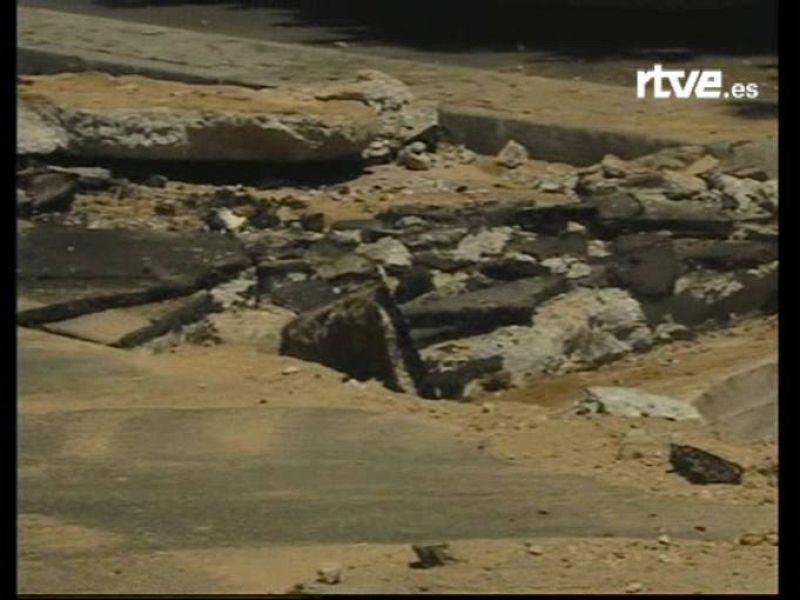 Tres personas, dos hombres y una mujer, han resultado heridas leves en una explosión accidental de una cámara subterránea de cableado en Madrid, junto a la estación de Atocha.