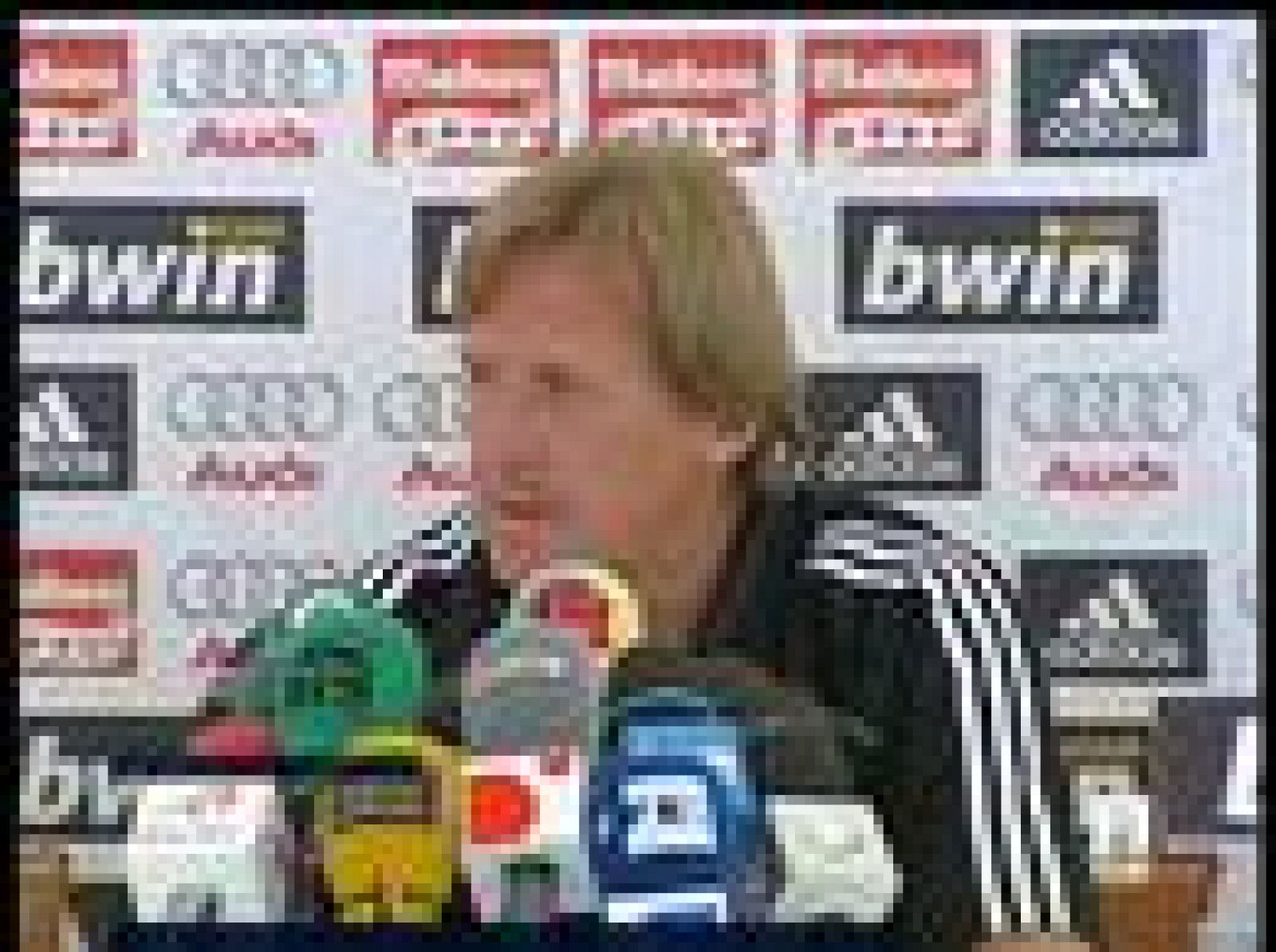 El entrenador del Real Madrid, Bernd Schuster, ha mostrado su descontento porque "es el último que se entera de todo" en el equipo. Hace referencia al tema de los fichajes, y sus críticas están dirigidas hacia el director deportivo, Pedja Mijatovic.