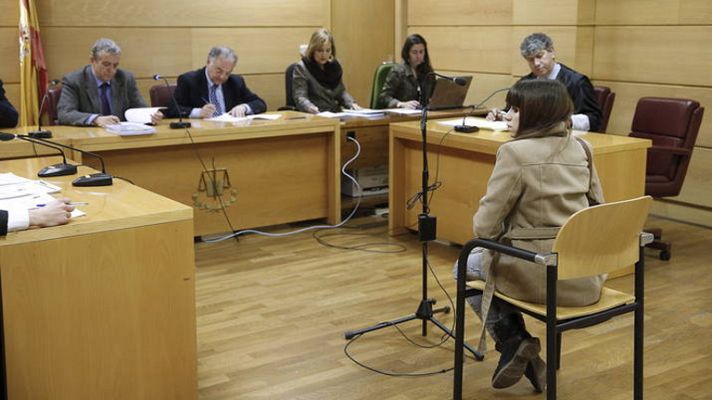 Telediario 1 - Una joven acepta un año de cárcel por ensalzar a los Grapo en Twitter