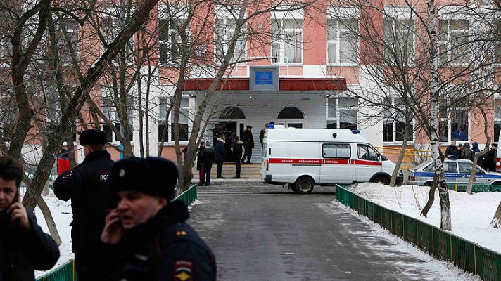 Telediario 1 - Dos muertos en un tiroteo tras un secuestro en una escuela de Moscú
