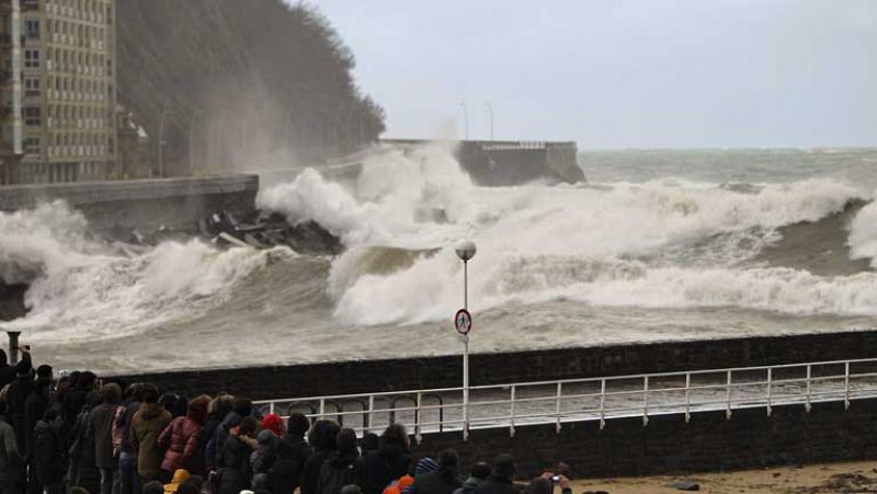 Fuerte viento en Galicia y Cantábrico y nevadas en la mitad norte