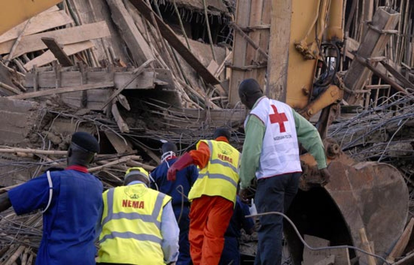 Al menos tres personas han muerto y numerosas han resultado heridas cuando un centro comercial de cuatro plantas en construcción se derrumbó en Abuya, la capital de Nigeria.