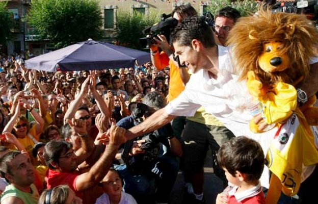 Tour de Francia - Carlos Sastre es homenajeado por sus vecinos de El Barraco